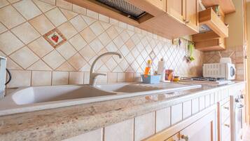 Frigorifero, microonde, piano cottura, lavastoviglie