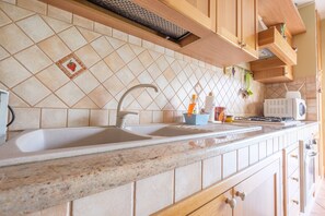 Frigorifero, microonde, piano cottura, lavastoviglie