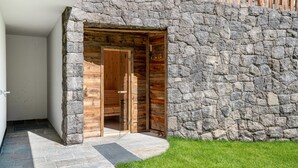 A stone exterior wall with a wooden door leading into a room. - Holiday Apartment "Chalet Kasch Glück" with Mountain View, Private Terrace & Wi-Fi (Fiè allo Sciliar)