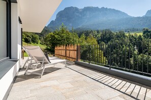 Terrace/patio - Holiday Apartment "Chalet Kasch Glück" with Mountain View, Private Terrace & Wi-Fi (Fiè allo Sciliar)