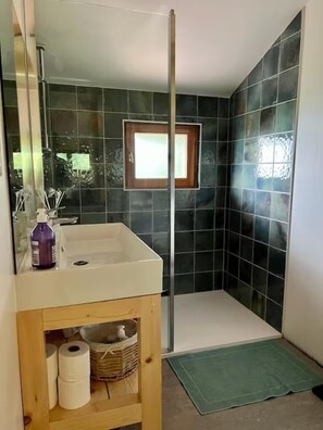 Shower, hair dryer - Chalet "Entierement Rénové au Calme" with Mountain View, Private Terrace & Wi-Fi (Le Tholy)