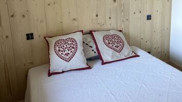 3 bedrooms, iron/ironing board, free WiFi, bed sheets