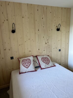 3 chambres, fer et planche à repasser, Wi-Fi gratuit, draps fournis
