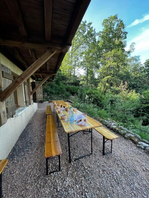 Outdoor dining - Chalet "Entierement Rénové au Calme" with Mountain View, Private Terrace & Wi-Fi (Le Tholy)