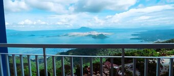 Deluxe Family room in Tagaytay with Taal lake view