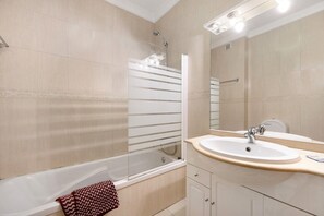 Kylpyamme, hiustenkuivaaja, pyyhkeet