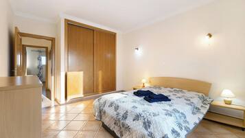 2 bedrooms, iron/ironing board, free WiFi, bed sheets