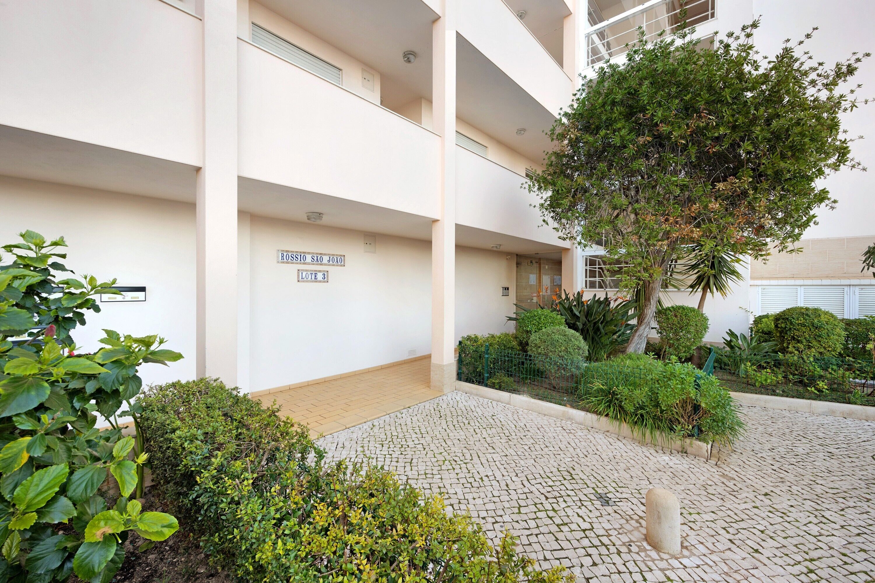 A multi-level building with a sign indicating 'ROSSIO SAO JOIO LOTE 3'.