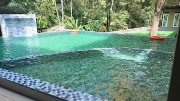 Kolam renang terbuka 