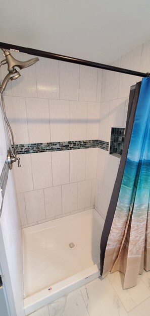Shower, hair dryer, towels, toilet paper - 3 bed 1 bath apartment "unit 2" Located in Lewes (Lewes)