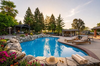4,500 sq-ft retreat with a pool and hot tub in the middle of wine country!