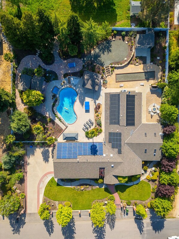 Exterior - 4,500 sq-ft retreat with a pool and hot tub in the middle of wine country! (Templeton)