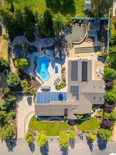 4,500 sq-ft retreat with a pool and hot tub in the middle of wine country! 