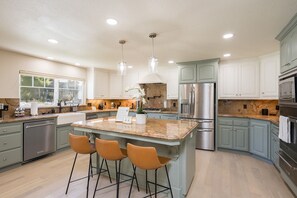 Fridge, microwave, oven, stovetop - 4,500 sq-ft retreat with a pool and hot tub in the middle of wine country! (Templeton)