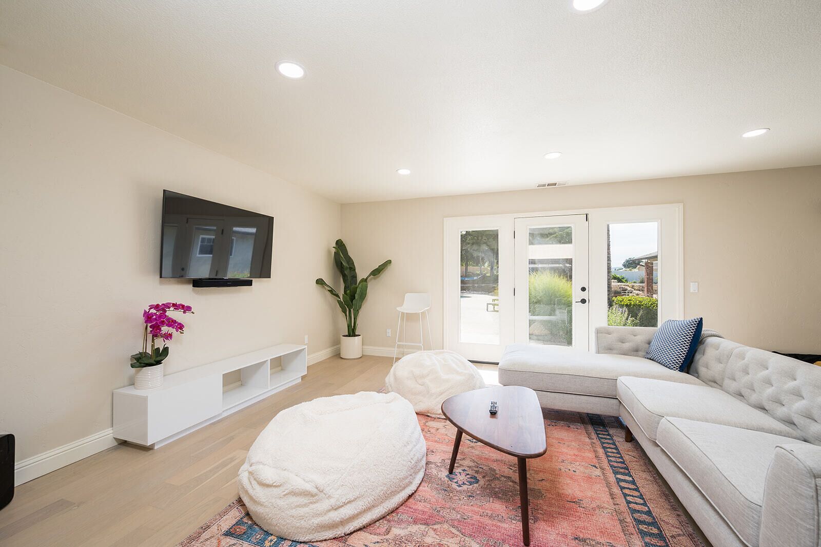 Smart-TV, Tischfußball, Tischtennisplatte, Stereoanlage