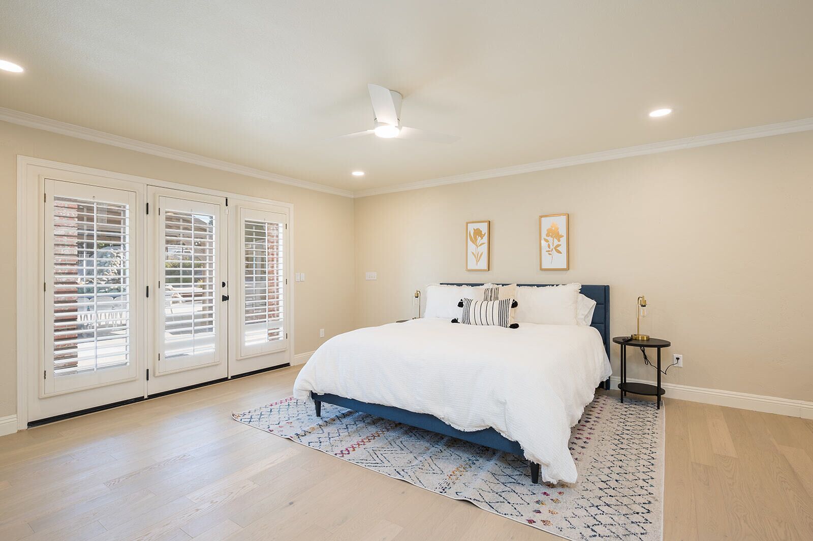 5 Schlafzimmer, Schreibtisch, Bügeleisen/Bügelbrett, Reisekinderbett