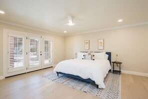 5 habitaciones, escritorio y tabla de planchar con plancha 