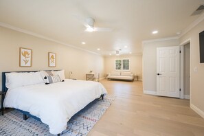 5 bedrooms, desk, iron/ironing board, travel cot - 4,500 sq-ft retreat with a pool and hot tub in the middle of wine country!  (Templeton)