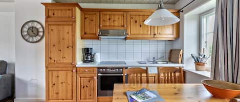Kylskåp, ugn, spishäll och diskmaskin