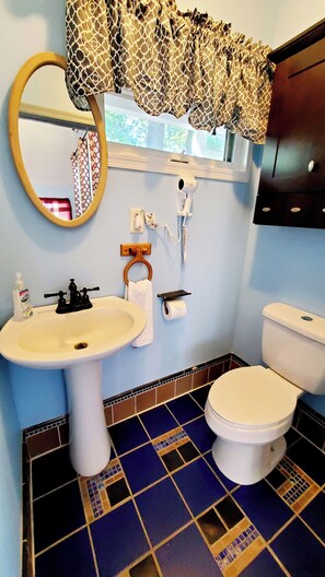 淋浴设施、吹风机、毛巾、卫生纸