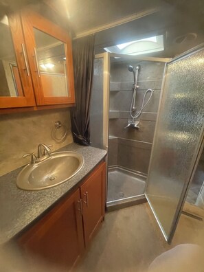 Shower, towels, soap, shampoo - Experience RVing at Jamaica Beach RV resort without purchasing an RV! (Galveston)