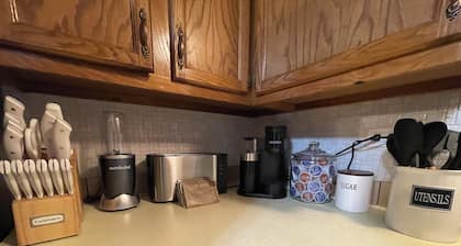Comfy 2 bedroom condo with 75” smart TV