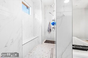 Sèche-cheveux, bidet, serviettes fournies, savon