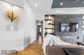 Smart TV y chimenea