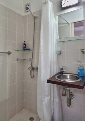 Sèche-cheveux, bidet, serviettes fournies, savon
