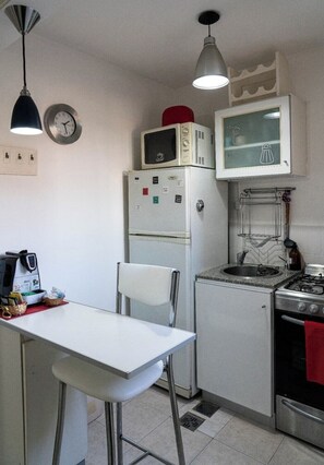 Refrigerador, microondas, horno, cafetera/tetera