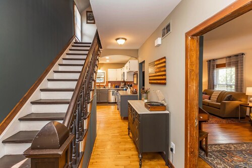 2 King Beds! Center of town! Pet friendly