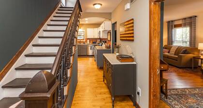 2 King Beds! Center of town! Pet friendly