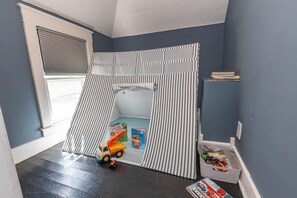 Children’s area - 2 King Beds! Center of town! Pet friendly (Manhattan)