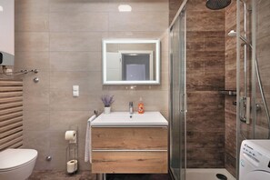 Shower, hair dryer, towels