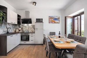 冷蔵庫、電子レンジ、オーブン、コンロ