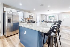 Frigorifero, microonde, forno, piano cottura