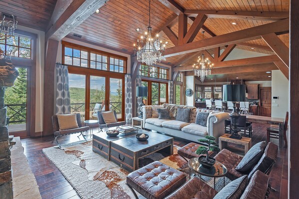 Smart-TV, Kamin, Arbeitsbereiche, Computerbildschirme