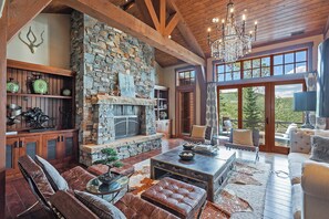 Smart-TV, Kamin, Arbeitsbereiche, Computerbildschirme