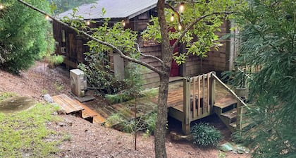 Waterfront Rustic Country Cabin Retreat-Dog's Welcome!