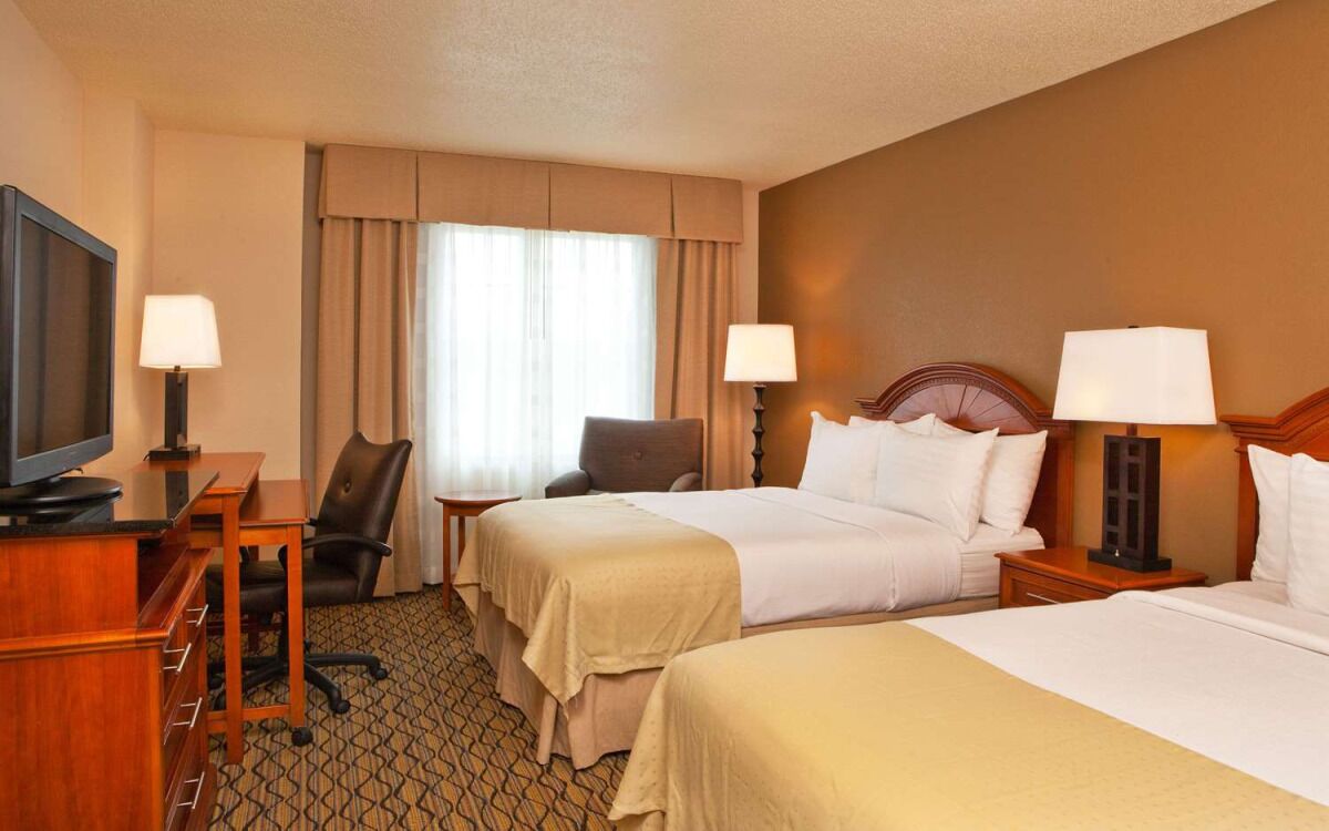 4 Spacious Good-Value Accommodations! Pet-Friendly, Near Georgia Pacific Museum