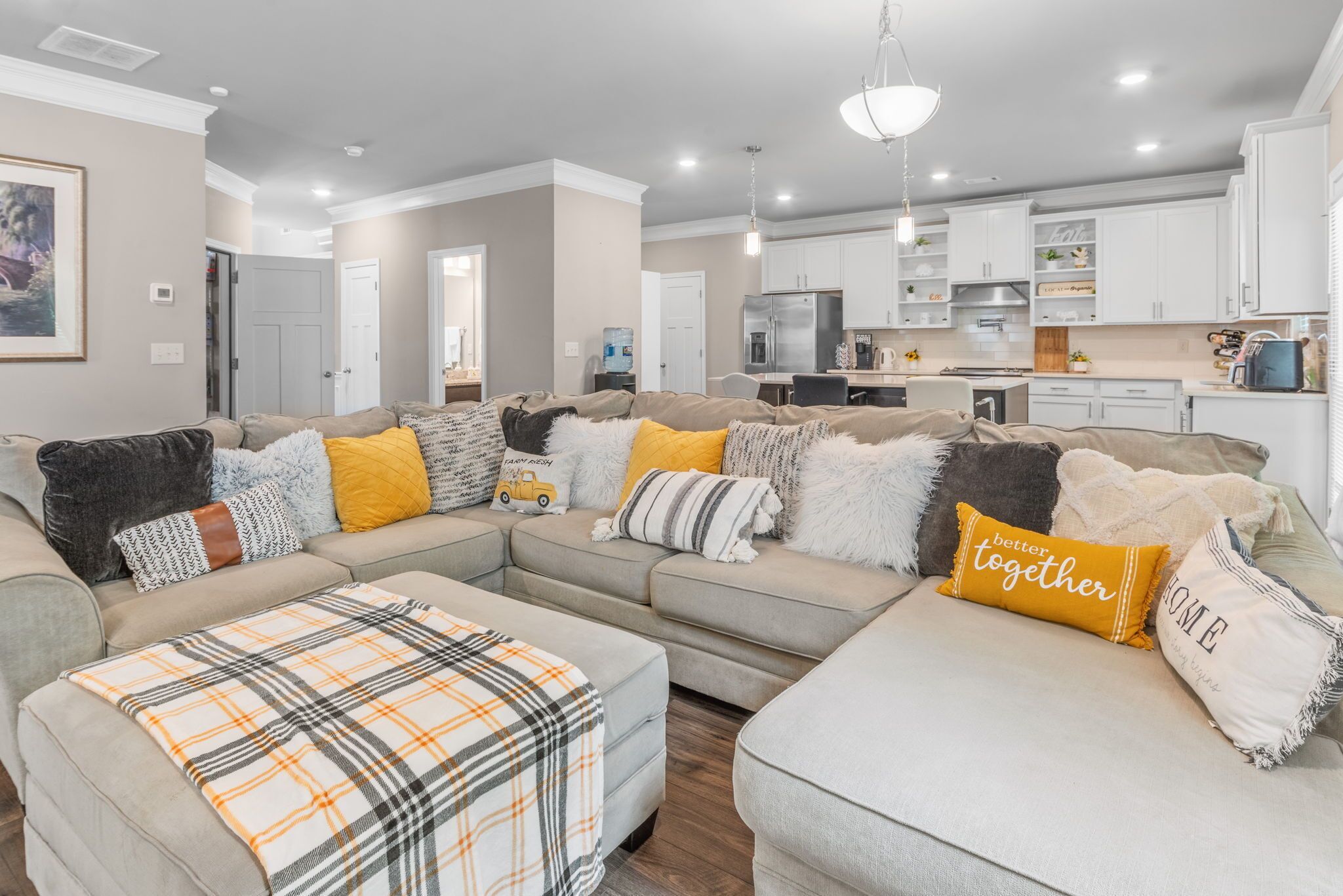 Cozy & Stylish Masterpiece Nestled between Lake lanier & Mall of Georgia