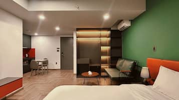 Studio Standar | Meja kerja, ruang kerja ramah laptop, dan tirai kedap cahaya