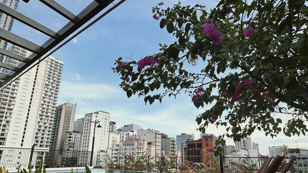 A rooftop pool with a view of surrounding high-rise buildings. - TUK TAK SPACES (Da Nang)
