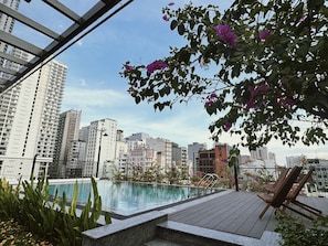 Una piscina al aire libre