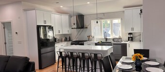 Luxury and Modern  Apt near Mall/ Hospital