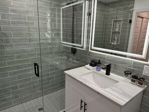 Dusche, Haartrockner, Handtücher, Seife