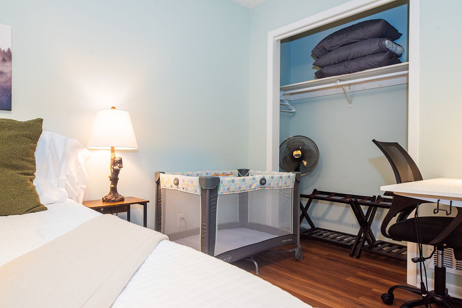 3 dormitorios, escritorio, tabla de planchar con plancha y cuna de viaje