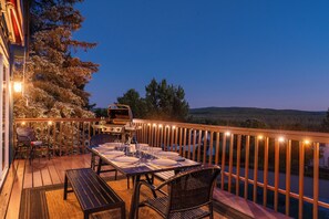 Outdoor dining - Modern Cabin-Comm Pool-Mtn Views-Private Hot Tub-Game Room-Family & Pet-Friendly (Boyne Falls)