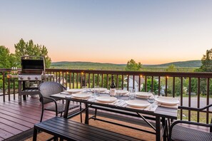 Outdoor dining - Modern Cabin-Comm Pool-Mtn Views-Private Hot Tub-Game Room-Family & Pet-Friendly (Boyne Falls)