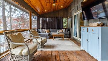 TV connectée, cheminée, table de tennis de table